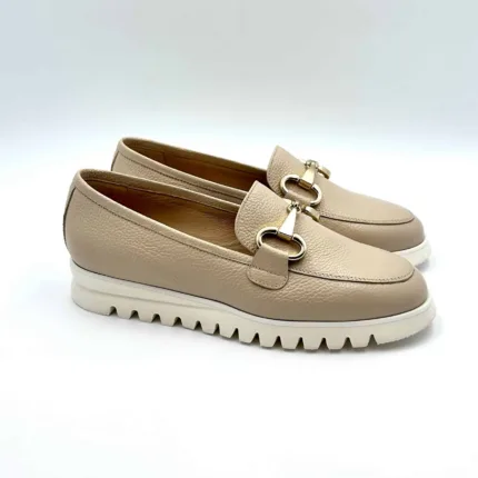 Mocassino Luca Grossi in pelle Nude, suola in gomma Flex bianca, fibbia oro art. F916M