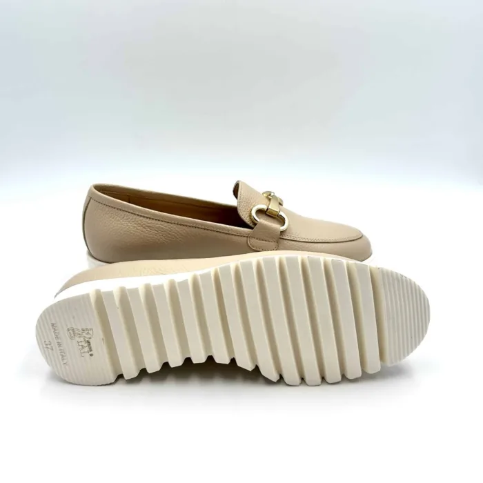 Mocassino Luca Grossi in pelle Nude, suola in gomma Flex bianca, fibbia oro art. F916M, foto 4 di 5