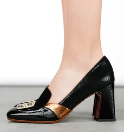 Decollettè Chie Mihara in nappa Nera con fibbia fantasia geometrica e tacco grosso 8 cm art. OHICO