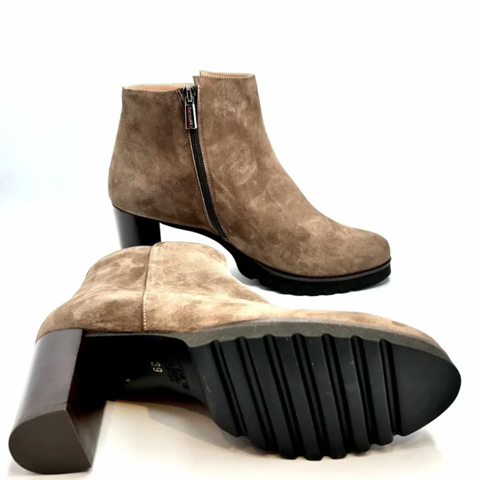 Tronchetti Cervone in Camoscio Beige con Cerniera laterale, Fondo in Gomma Antiscivolo e Tacco 7 cm art. 2454, foto 5 di 5