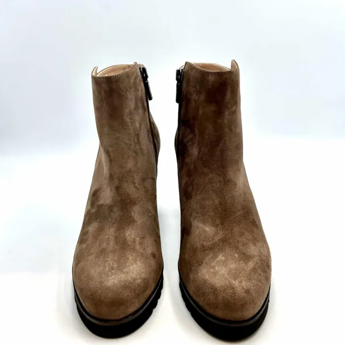 Tronchetti Cervone in Camoscio Beige con Cerniera laterale, Fondo in Gomma Antiscivolo e Tacco 7 cm art. 2454, foto 2 di 5