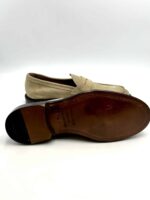 Mocassino Penny Uomo Doucal's In Camoscio Sabbia Con Fondo Cuoio Art. DU2405PHOEUY106TC15 - immagine 5