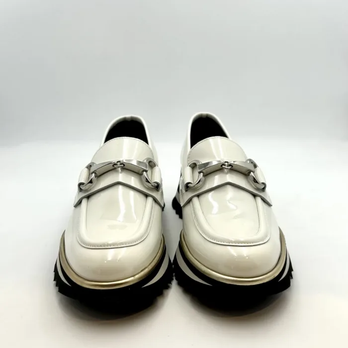 Mocassino Luca Grossi In Pelle Verniciata Bianca con Accessorio Morsetto Argento Tacco 4 cm art. G873M, foto 2 di 5