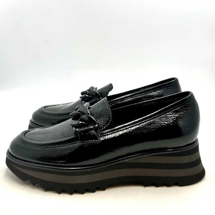 Mocassino Luca Grossi In Pelle Verniciata Nera con Accessorio Catena in Tono Tacco 4 cm art. H026M, foto 3 di 5