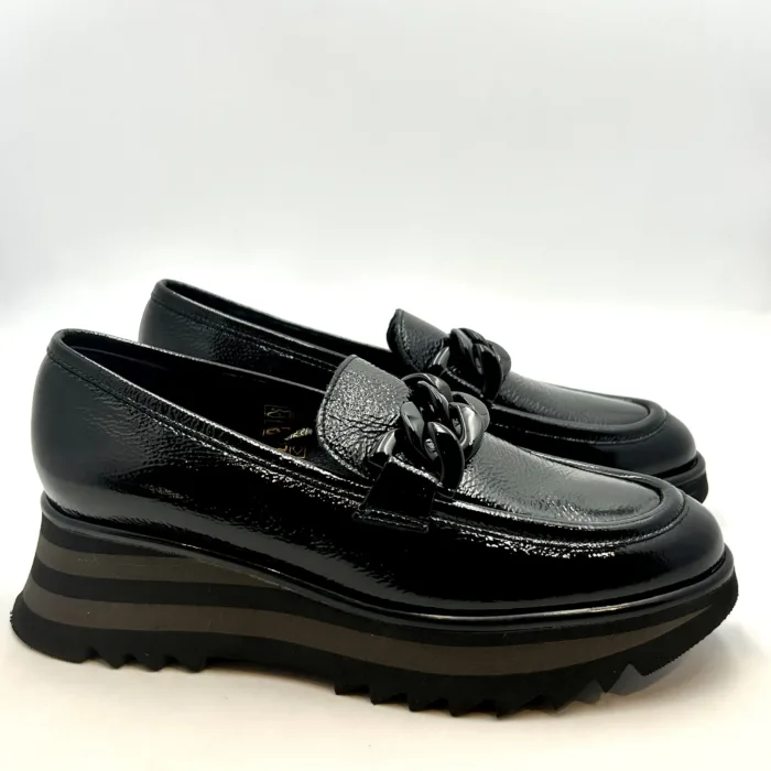 Mocassino Luca Grossi In Pelle Verniciata Nera con Accessorio Catena in Tono Tacco 4 cm art. H026M, foto 1 di 5