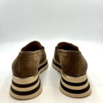 Mocassino Luca Grossi In Camoscio Tortora con Accessorio Morsetto Dorato Tacco 4 cm art. G873M - immagine 4