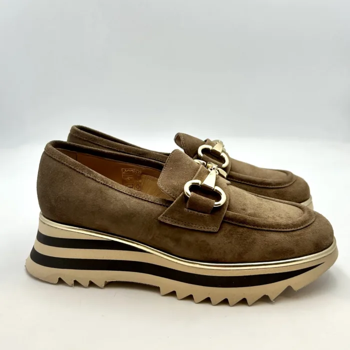 Mocassino Luca Grossi In Camoscio Tortora con Accessorio Morsetto Dorato Tacco 4 cm art. G873M, foto 1 di 5
