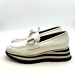 Mocassino Luca Grossi In Pelle Verniciata Bianca con Accessorio Morsetto Argento Tacco 4 cm art. G873M - immagine 3