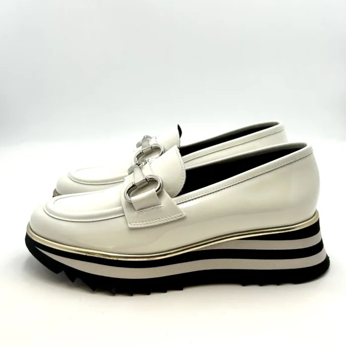 Mocassino Luca Grossi In Pelle Verniciata Bianca con Accessorio Morsetto Argento Tacco 4 cm art. G873M, foto 3 di 5