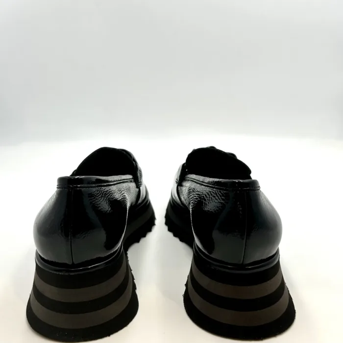 Mocassino Luca Grossi In Pelle Verniciata Nera con Accessorio Catena in Tono Tacco 4 cm art. H026M, foto 4 di 5