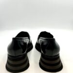 Mocassino Luca Grossi In Pelle Verniciata Nera con Accessorio Catena in Tono Tacco 4 cm art. H026M - immagine 4