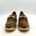 Mocassino Luca Grossi In Camoscio Tortora con Accessorio Morsetto Dorato Tacco 4 cm art. G873M - immagine 2