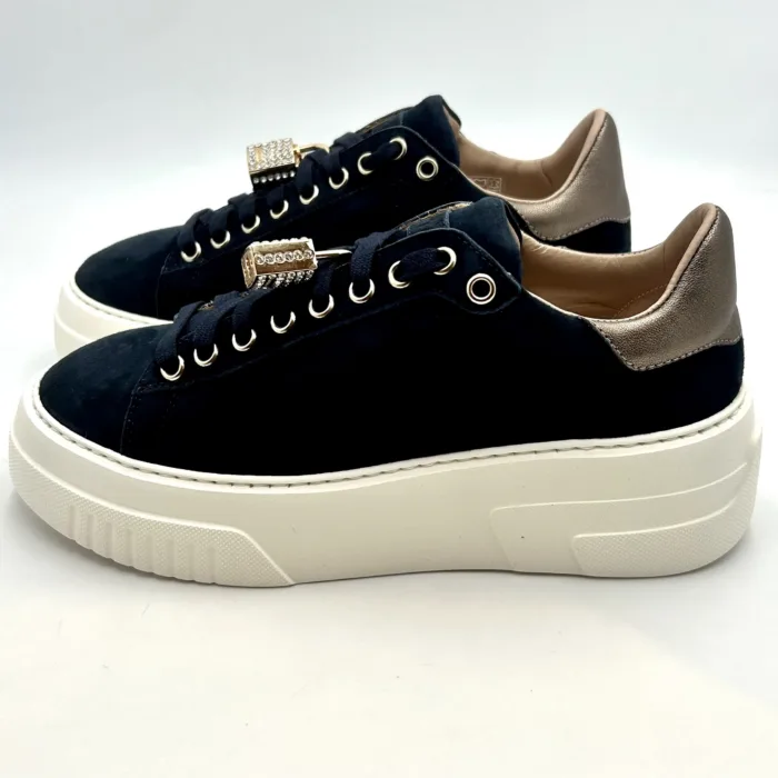 Sneakers Stokton in Camoscio Blu con accessorio Lucchetto Gioiello e spoiler Bronzo Art  893-D H 6 cm, foto 2 di 5