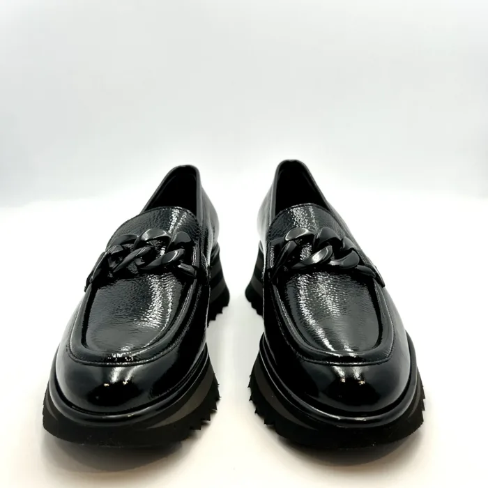 Mocassino Luca Grossi In Pelle Verniciata Nera con Accessorio Catena in Tono Tacco 4 cm art. H026M, foto 2 di 5