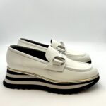 Mocassino Luca Grossi In Pelle Verniciata Bianca con Accessorio Morsetto Argento Tacco 4 cm art. G873M