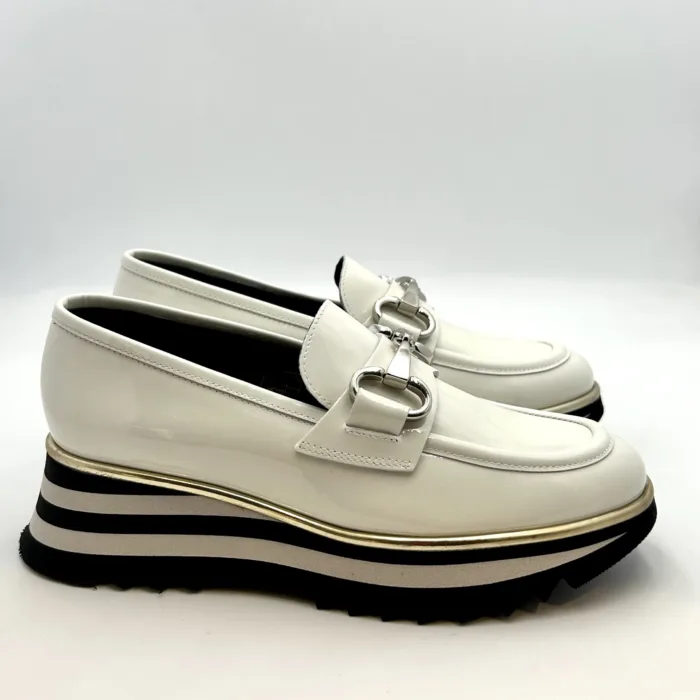 Mocassino Luca Grossi In Pelle Verniciata Bianca con Accessorio Morsetto Argento Tacco 4 cm art. G873M, foto 1 di 5