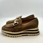 Mocassino Luca Grossi In Camoscio Tortora con Accessorio Morsetto Dorato Tacco 4 cm art. G873M - immagine 3