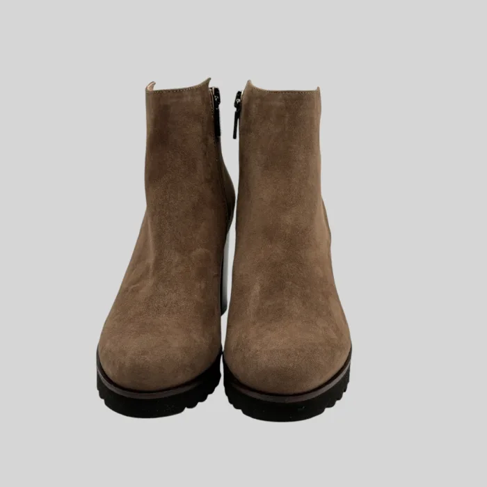 Tronchetti Cervone in Camoscio Beige con Cerniera laterale, Fondo in Gomma Antiscivolo e Tacco 8 cm art. 2454, foto 2 di 4