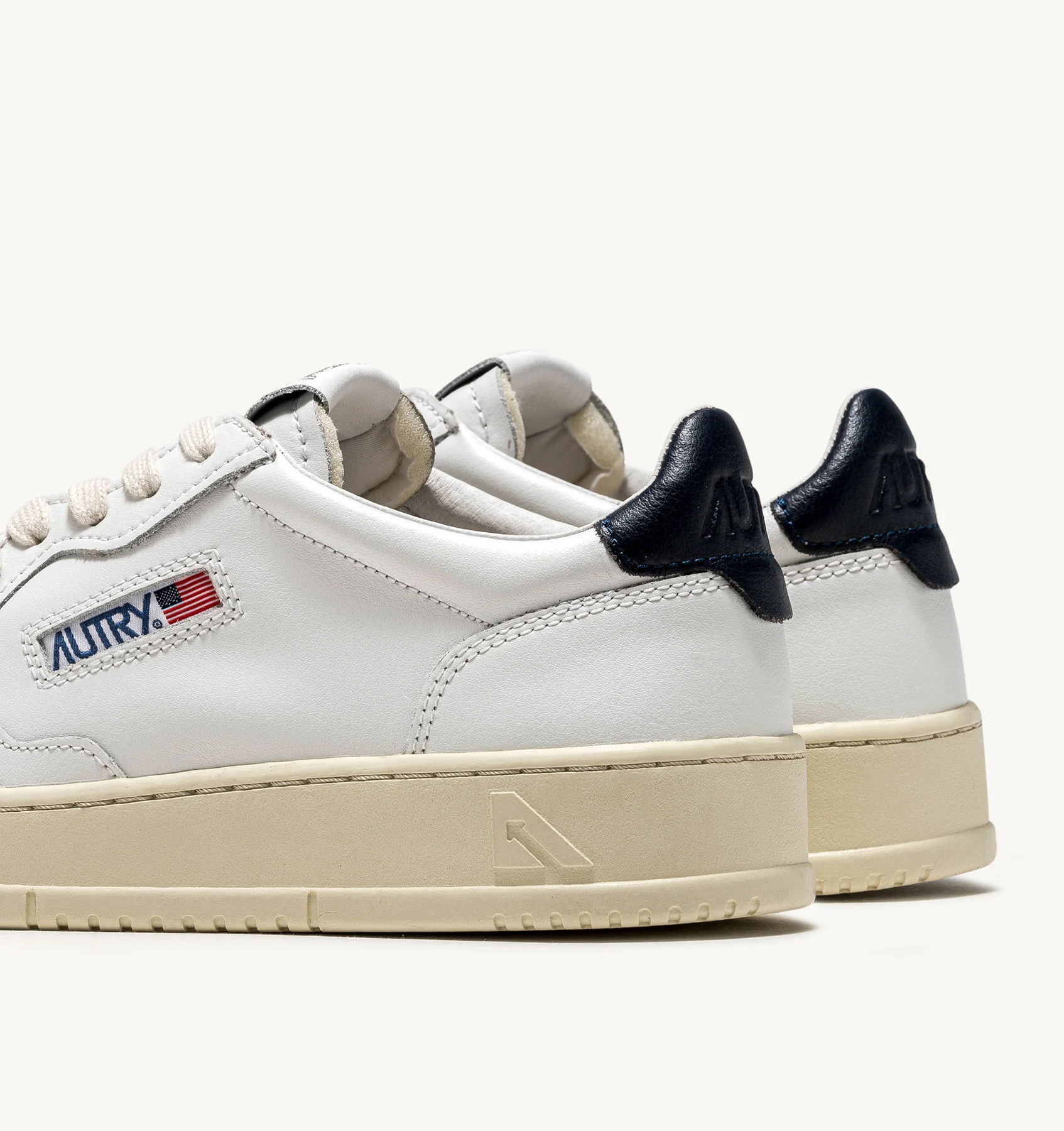 Sneaker Uomo autry Medalist Low in Pelle Bianca con Spoiler Blu mod. AULM LL12 - immagine 3