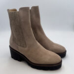 Tronchetto Beatles Luca Grossi In Camoscio Beige Con Elastico In Tinta In Lana  H 6 cm art. H616T