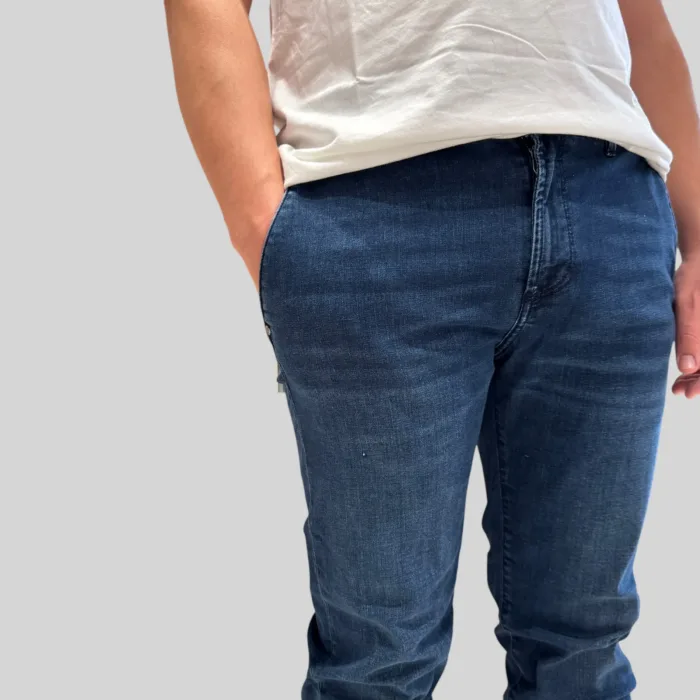 Jeans Tasca a Filo Camouflage In Gabardine di Cotone Elasticizzata Lavaggio Scuro art. Chinos Rey 17 D119 A956, foto 2 di 3