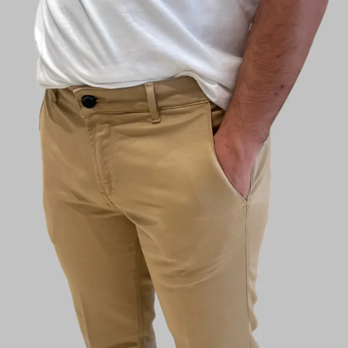 Pantaloni Tasca a Filo Camouflage In Tessuto Tecnico Elasticizzato Cammello art. Chinos Sand N27, foto 2 di 2