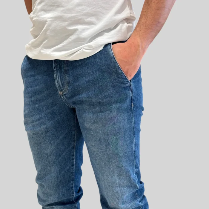 Jeans Tasca a Filo Camouflage In Gabardine di Cotone Elasticizzata Lavaggio Medio Scuro art. Chinos Rey 17 D131 C001, foto 2 di 3