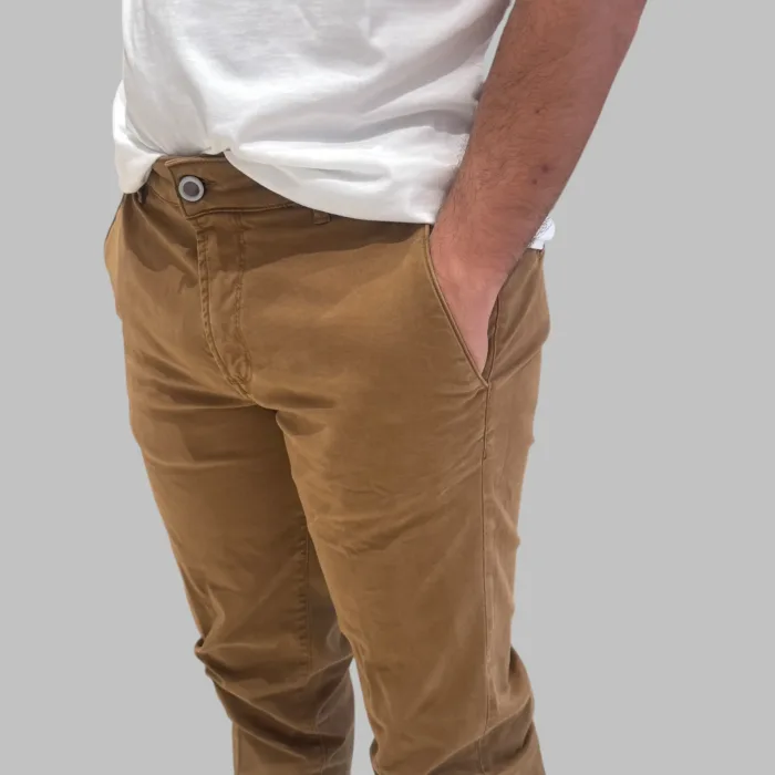 Pantaloni Tasca a Filo Camouflage In Gabardine di Cotone Elasticizzata Cammello art. Chinos Rey 17 ZIP T103, foto 2 di 2