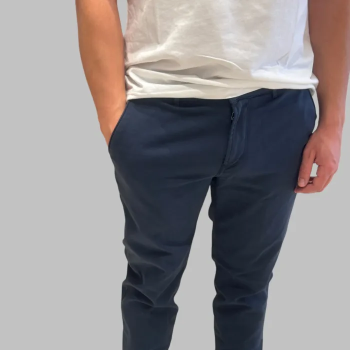 Pantaloni Tasca a Filo Camouflage In Tessuto Tecnico Elasticizzato Blu Marino art. Chinos Sand N27, foto 2 di 2