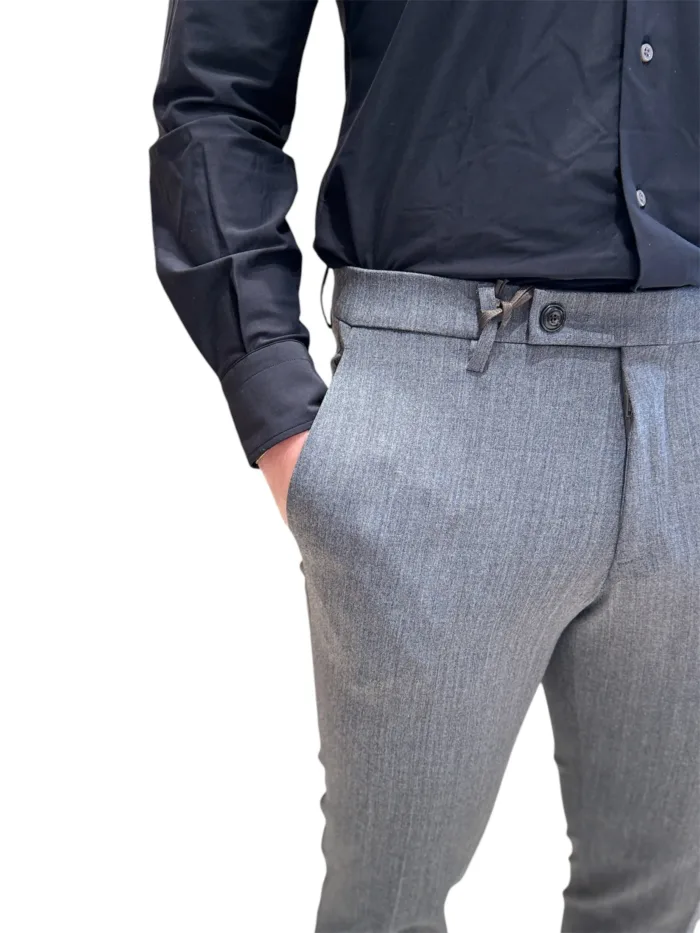 Pantaloni con Elastico in vita e Tasca a Filo Michael Coal Grigio in Misto Lana art. Brad Plus One More Size 3127, foto 3 di 4