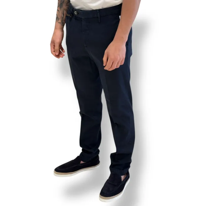 Pantaloni con Elastico in vita e Tasca a Filo Michael Coal Blu in Misto Cotone e Lino art. Brad Plus One More Size, foto 2 di 2