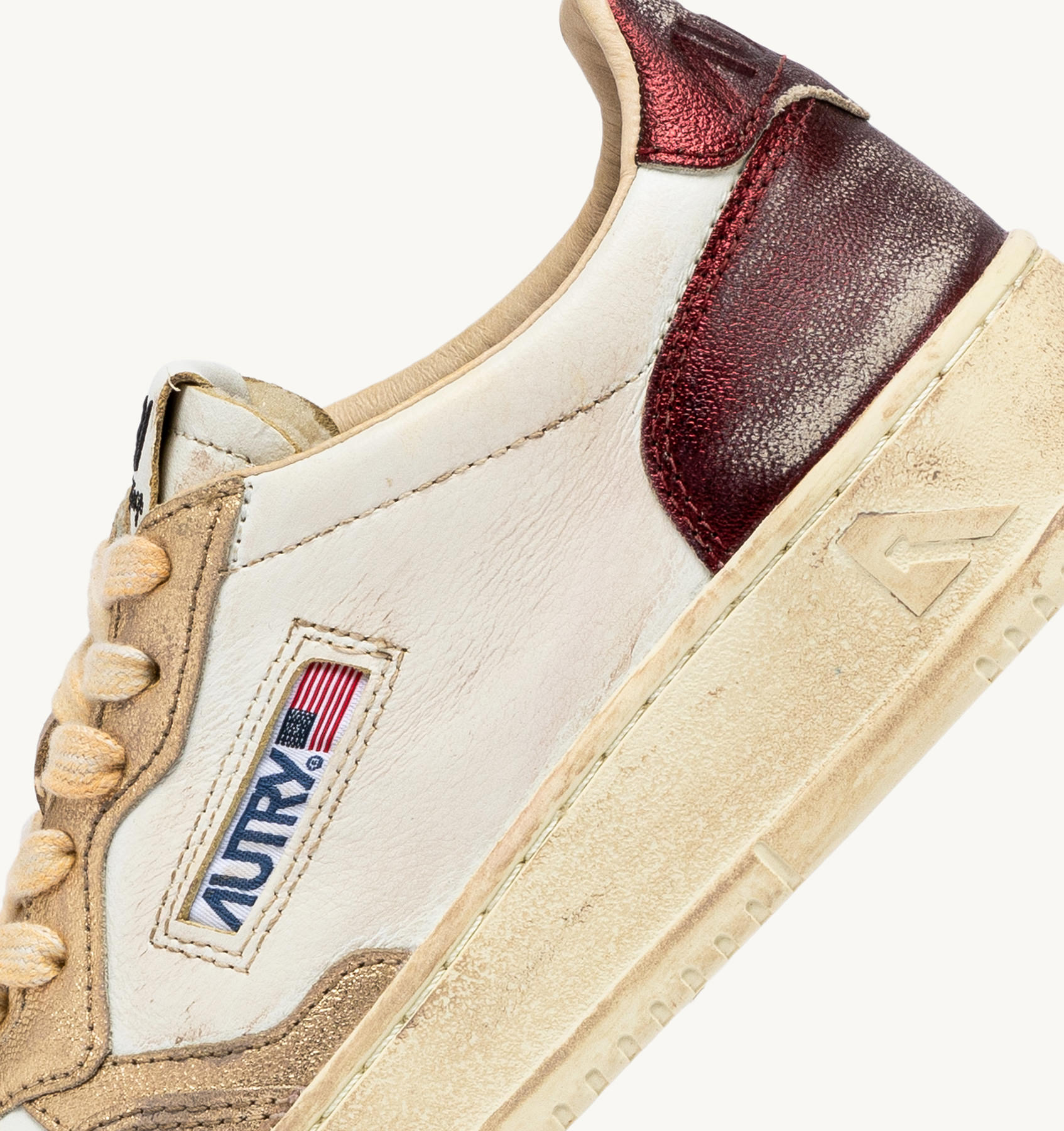 Sneakers Autry Medalist Donna Super Vintage in Pelle Bianca, Laminato Oro, Tallone Vinaccia art. AVLW MT04 - immagine 5