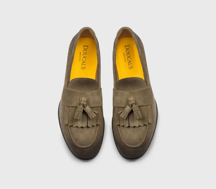 Mocassino Uomo Doucal's In Suede Cacao Con Nappine E Frangia Con Fondo Cuoio Antiscivolo Art. DU3399STRAUY260TM08, foto 2 di 4