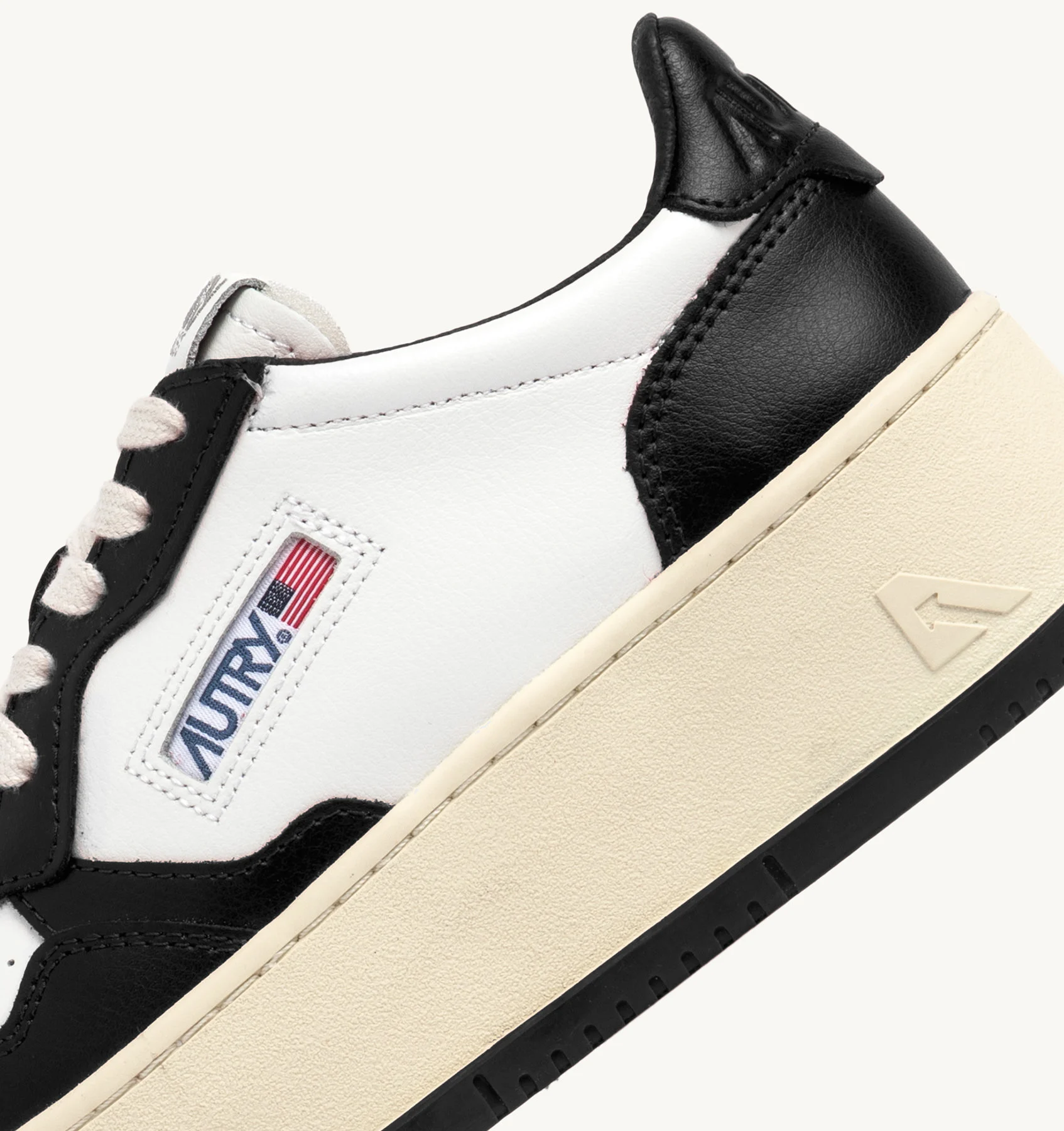 Sneakers Autry Platform Donna in Pelle Bianca e Nera art. PTLW WB01 - immagine 3