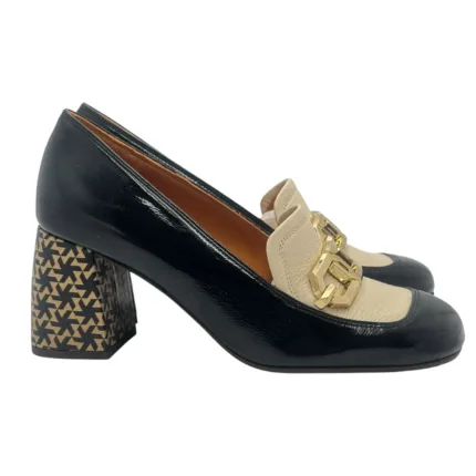 Décolleté Chie Mihara in Pelle Lucida Nera, Fibbia oro, Tacco fantasia geometrica grosso 5 cm art. Sybro