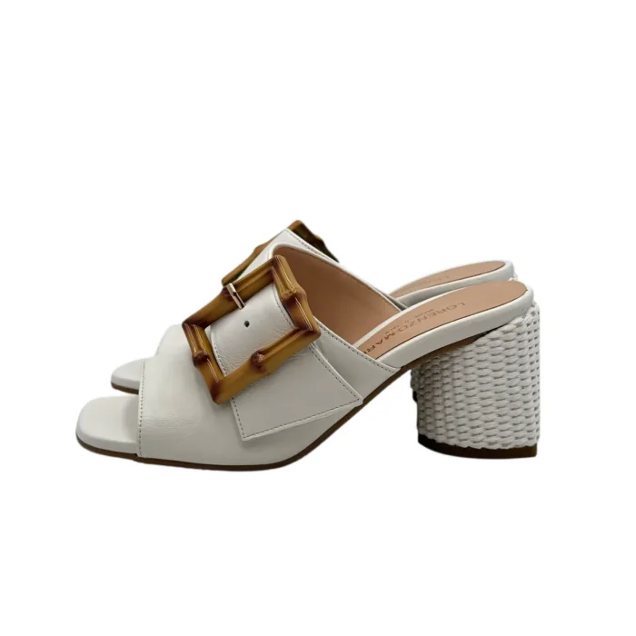 Sandalo Mules Sabot Lorenzo Mari in Nappa Bianca Dettaglio Fibbia Regolabile Tacco in Rafia 7 cm art. Fresia 03, foto 4 di 5