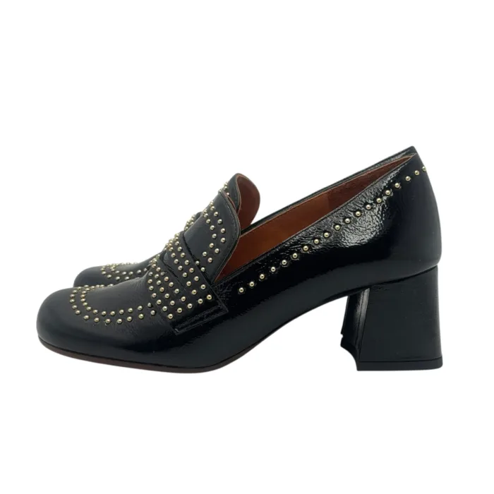 Décolleté Mocassino Chie Mihara in Pelle Lucida Nera e Borchie Tacco grosso 6 cm art. Muleah, foto 3 di 5