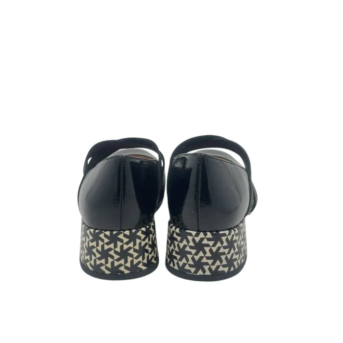 Décolleté Chie Mihara in Pelle Lucida Nera, Cinturino  Elastico ad Incrocio, Tacco grosso 4 cm art. Rilula, foto 6 di 6