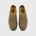 Mocassino Penny Uomo Doucal's In Camoscio Beige Palude con Fondo Cuoio Antiscivolo Art. DU3397MARIUY009MV31 - immagine 3