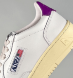 Sneakers Autry Donna in Pelle Bianca con Spoiler Viola art. AULW LL08 - immagine 3