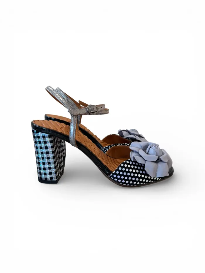 Sandalo Chie Mihara In Pelle Nera e Fiore Argento, Tacco Grosso 8 cm Plateau 1 cm art. Biuty, foto 1 di 5