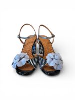 Sandalo Chie Mihara In Pelle Nera e Fiore Argento, Tacco Grosso 8 cm Plateau 1 cm art. Biuty - immagine 3