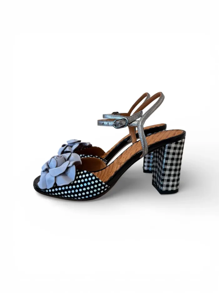 Sandalo Chie Mihara In Pelle Nera e Fiore Argento, Tacco Grosso 8 cm Plateau 1 cm art. Biuty, foto 4 di 5