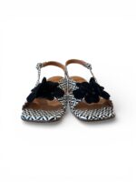 Sandalo Chie Mihara In Pelle Bianca e Nera e Fiore Nero, Tacco Grosso 4 cm art. Yetina - immagine 3