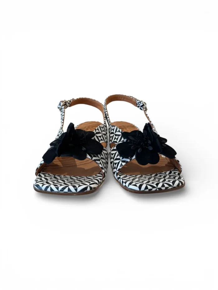 Sandalo Chie Mihara In Pelle Bianca e Nera e Fiore Nero, Tacco Grosso 4 cm art. Yetina, foto 3 di 6