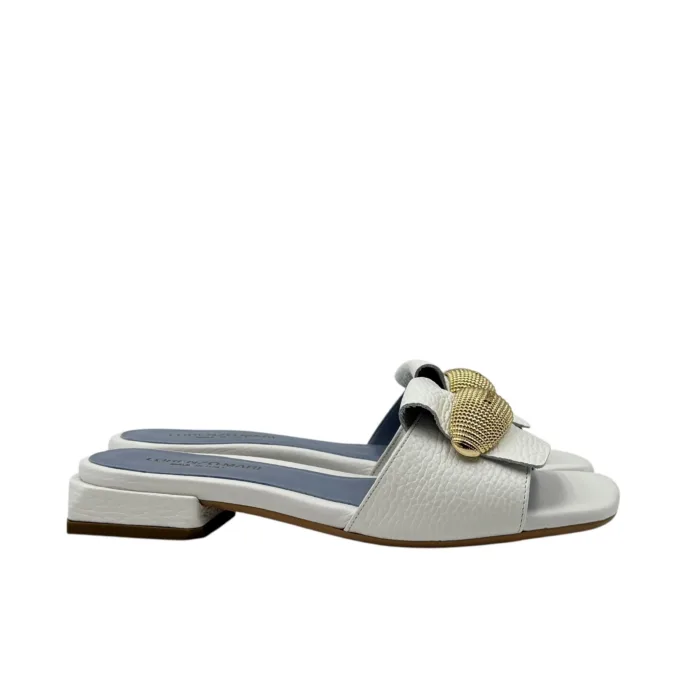 Ciabatta Lorenzo Mari In Pelle Martellata Bianca, Accessorio Oro Tacco 3 cm art. Samu Mag 51, foto 1 di 5