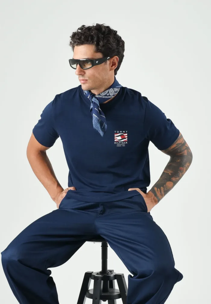 T-shirt regular fit in cotone Uomo Tommy Hilfiger Blu con Ricamo Grafico art. MW0MW43390 DCC, foto 2 di 3